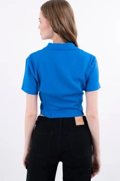 Camisa crop manga corta pinzas