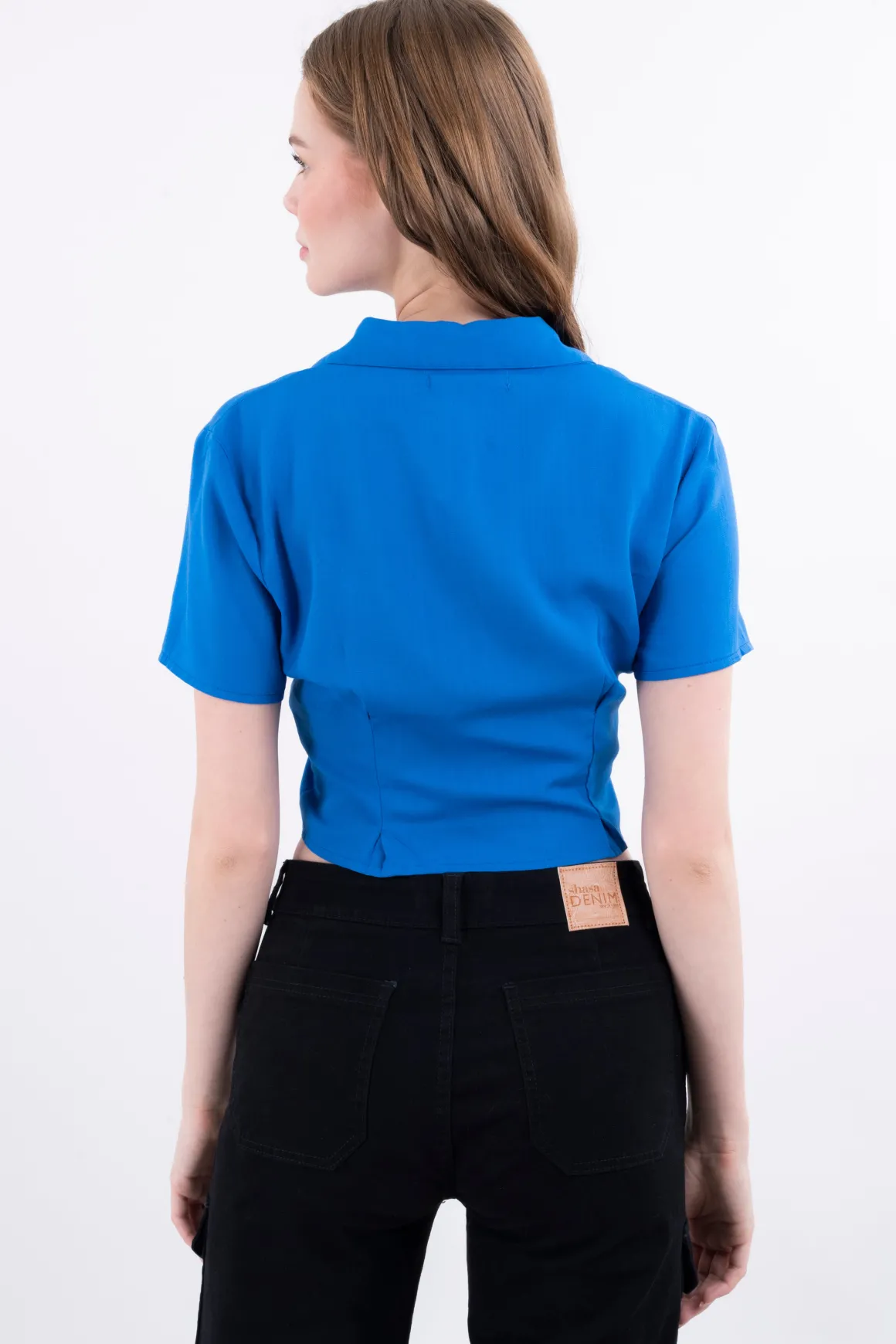 Camisa crop manga corta pinzas