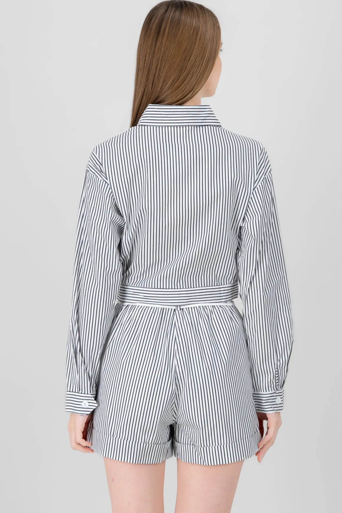 Camisa crop rayas detalle bolsas