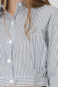 Camisa crop rayas detalle bolsas