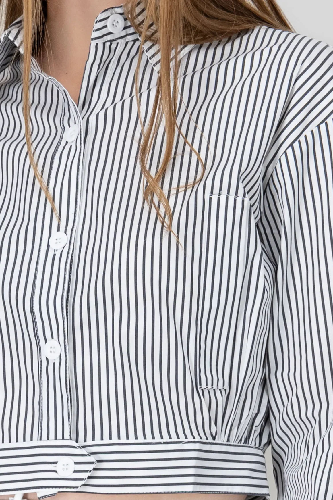 Camisa crop rayas detalle bolsas