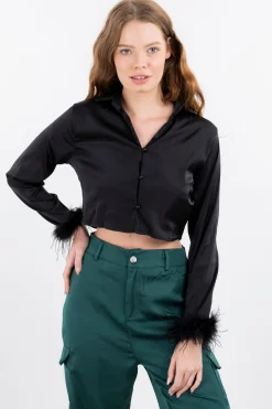 Camisa crop satín plumas