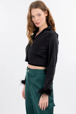 Camisa crop satín plumas