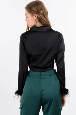 Camisa crop satín plumas