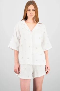 Camisa manga corta con flores bordadas