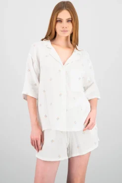 Camisa manga corta con flores bordadas