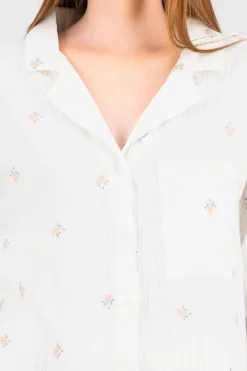 Camisa manga corta con flores bordadas