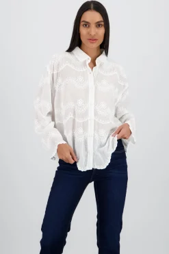 Camisa manga larga detalle cuello bordado botones