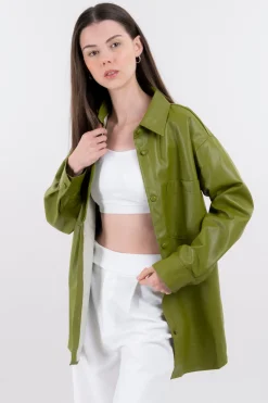 Camisa oversize efecto piel bolsillos