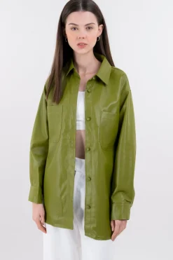 Camisa oversize efecto piel bolsillos