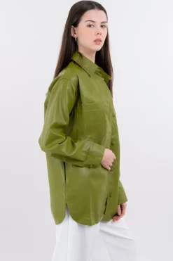 Camisa oversize efecto piel bolsillos