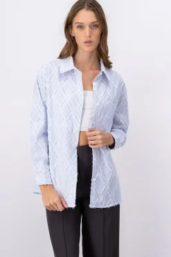 Camisa texturizada rombos flecos