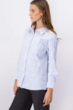 Camisa texturizada rombos flecos