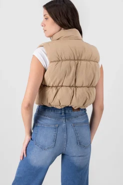 Chaleco crop capitonado cuello alto