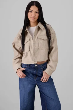 Chamarra corta lisa con bolsas