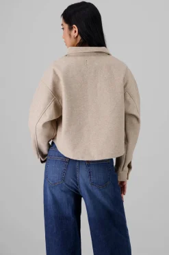 Chamarra corta lisa con bolsas