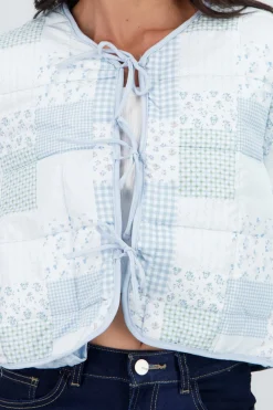 Chamarra ligera con parches y detalle de moños