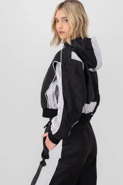 Chamarra ligera detalle contraste