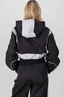 Chamarra ligera detalle contraste