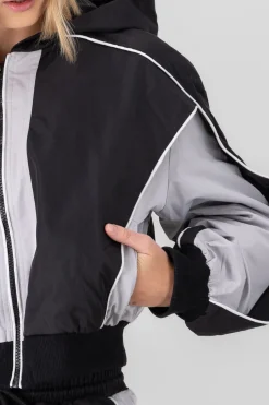 Chamarra ligera detalle contraste