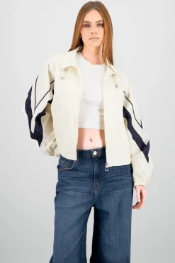 Chamarra rompevientos detalle contraste