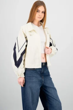 Chamarra rompevientos detalle contraste