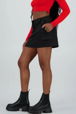 Falda mini detalle pretina bolsas cargo