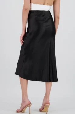 Falda satinada midi lisa