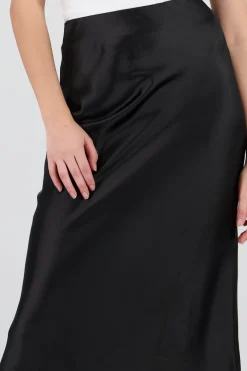 Falda satinada midi lisa