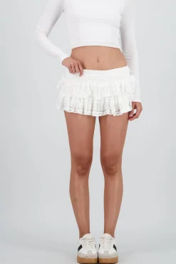 Falda short con encaje y olanes