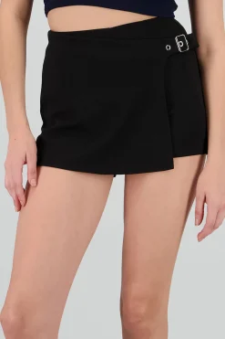 Falda short lisa con cinturon