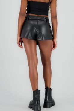 Falda short tableada efecto piel con cinturon