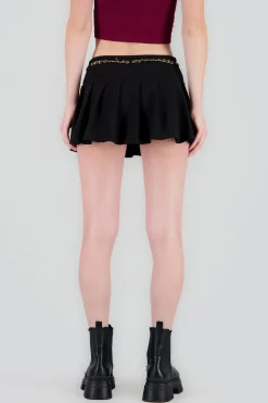 Falda tableada detalle con cadena