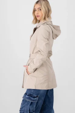 Gabardina ajustada capucha