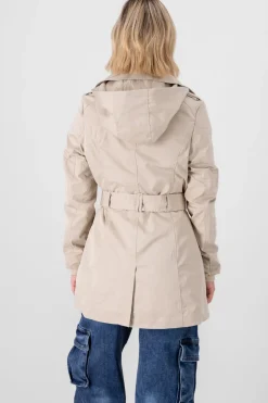 Gabardina ajustada capucha