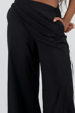 Pantalon amplio detalle franjas contraste