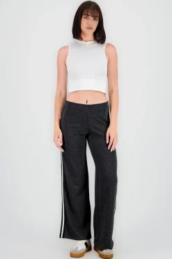 Pantalon amplio detalle linea costado