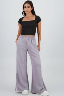 Pantalon amplio detalle linea contraste