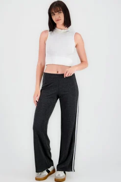 Pantalon amplio detalle linea costado