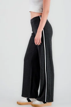 Pantalon amplio detalle linea costado