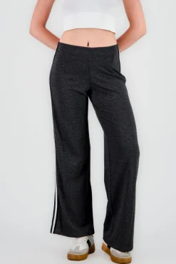 Pantalon amplio detalle linea costado