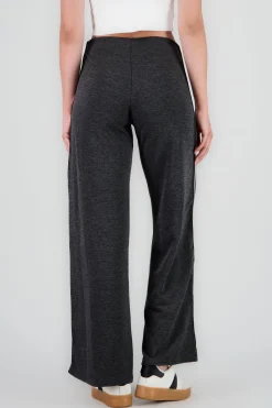 Pantalon amplio detalle linea costado