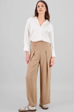 Pantalon amplio detalle pinza liso