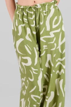 Pantalon amplio detalle resorte estampado