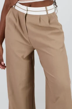 Pantalon con pretina contraste