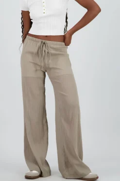 pantalon detalle textura plisado jareta