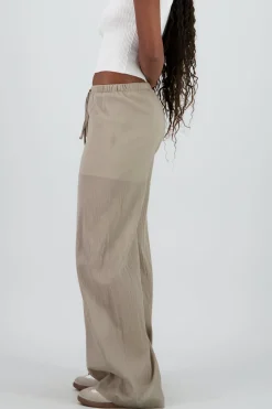 pantalon detalle textura plisado jareta