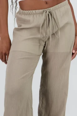 pantalon detalle textura plisado jareta
