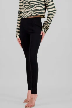 Pantalon entallado detalle costura