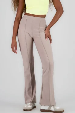 Pantalon flare con costruras